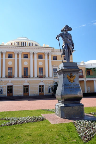 Pavel 1 estatua y Gran Palacio en Pavlovsk — Foto de Stock