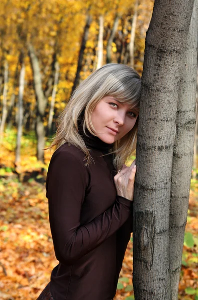 가을 공원의 미녀 — 스톡 사진