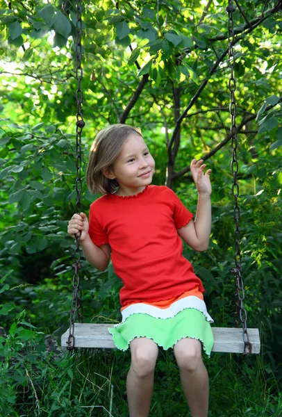 Šťastná dívka na houpačce — Stock fotografie