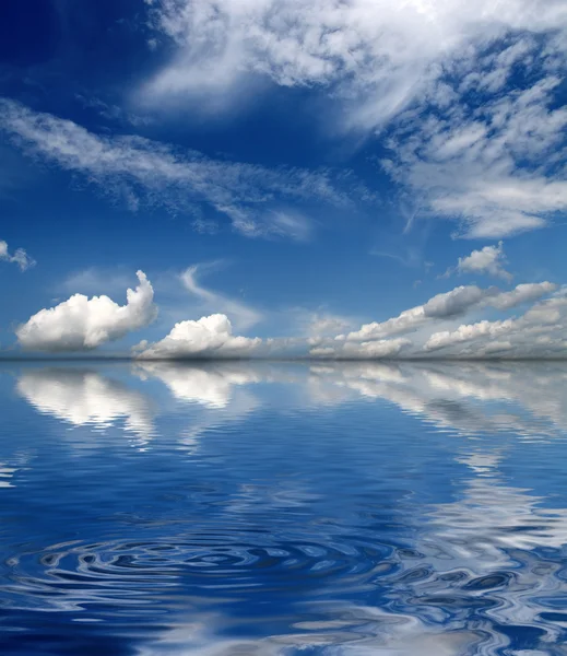 Небо с облаками над морем — стоковое фото