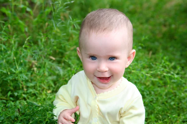 Šťastné usmívající se dítě v trávě — Stock fotografie
