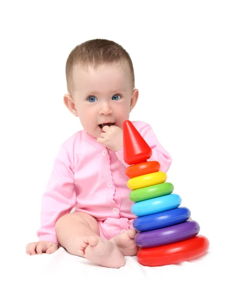Bayi perempuan lucu dengan piramida — Stok Foto