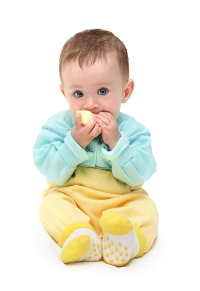 Pequeno bebê mordendo maçã — Fotografia de Stock