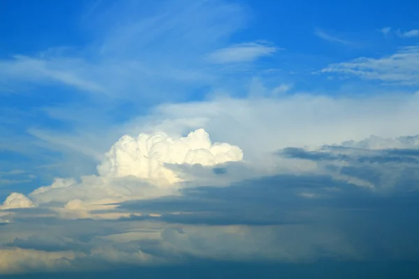 Блакитне небо з кумульськими хмарами — стокове фото