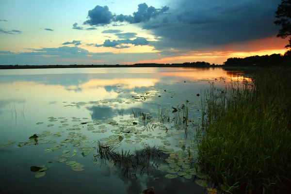 夕日と湖の景色 — ストック写真