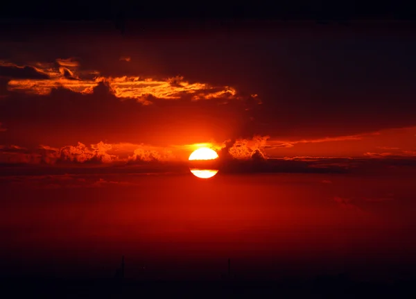 Drámai vörös napkelte — Stock Fotó