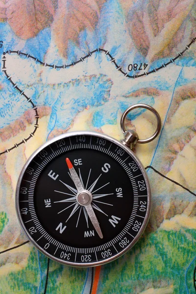 Kompas op geografie kaart — Stockfoto