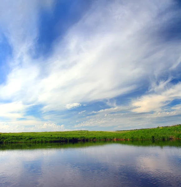 Lago e cielo sfondo — Foto Stock