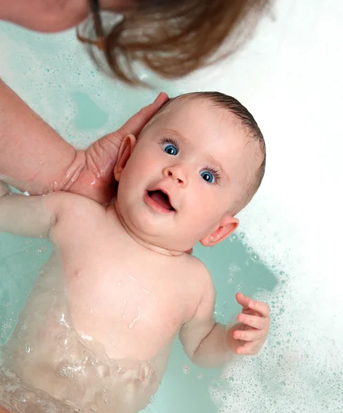 Mutlu bebek kız banyo anne tarafından — Stok fotoğraf