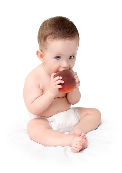 복숭아를 먹는 아기 — 스톡 사진
