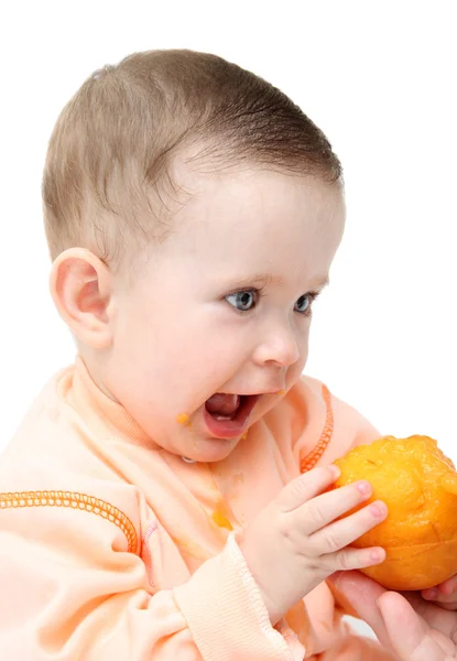 Sentado bebê comendo pêssego — Fotografia de Stock