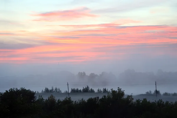 Mlha krajina s východem slunce nad jezerem — Stock fotografie