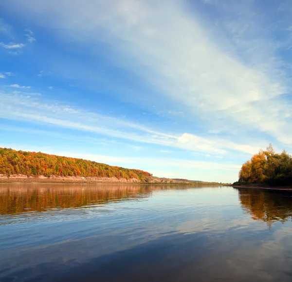 Herbstlandschaft mit Fluss und Himmel — Stockfoto