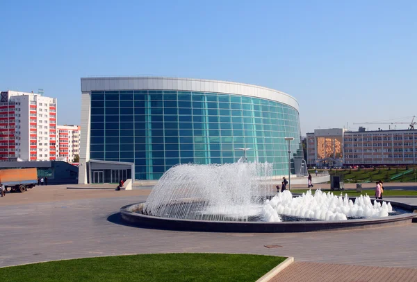 Modern glass building and fountain — Stock Photo, Image