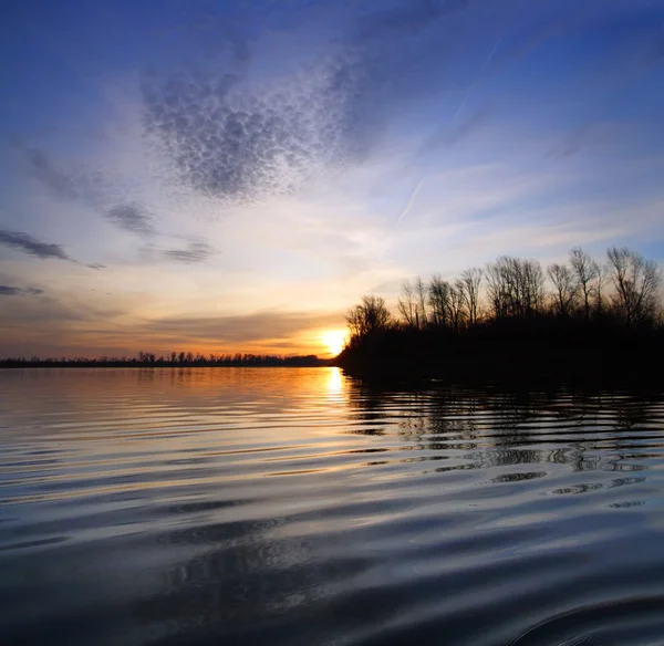 Paesaggio fluviale con tramonto — Foto Stock