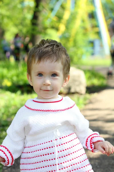하얀 드레스를 입고 행복 한 아기 — 스톡 사진