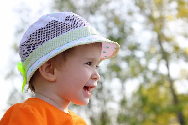 赤ちゃんの帽子で屋外に笑う — ストック写真