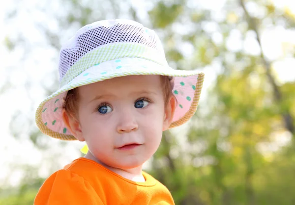 Baby i hatt utomhus — Stockfoto