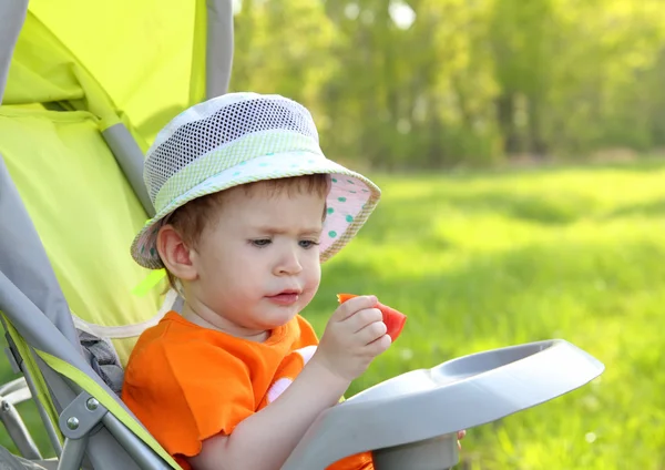 Bebé comiendo al aire libre —  Fotos de Stock