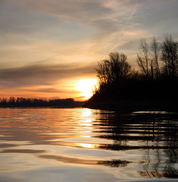 Paysage fluvial avec coucher de soleil — Photo
