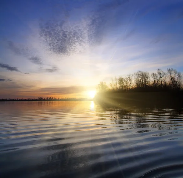 Paisaje fluvial con puesta de sol — Foto de Stock