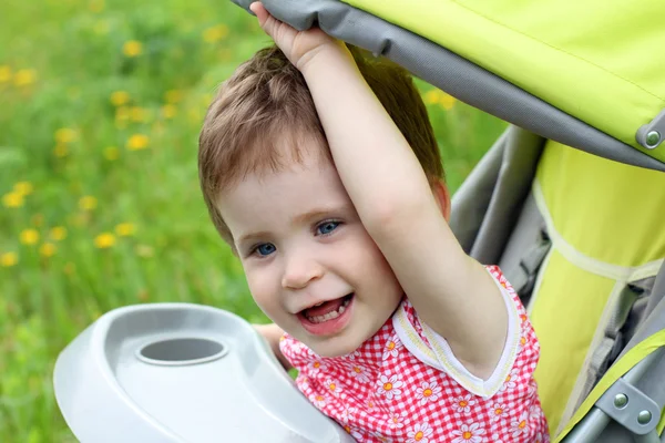 Baby porträtt i barnvagn — Stockfoto