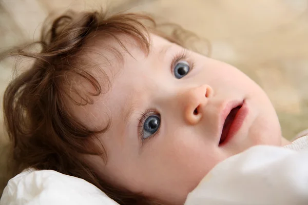 Tocando bebê close-up retrato — Fotografia de Stock
