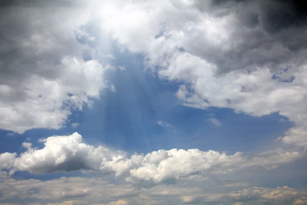 Драматические облака — стоковое фото