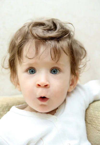 Divertido bebê surpreso — Fotografia de Stock