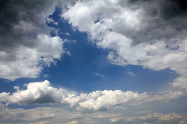Драматические облака — стоковое фото