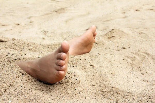 Pied nu dans le sable — Photo