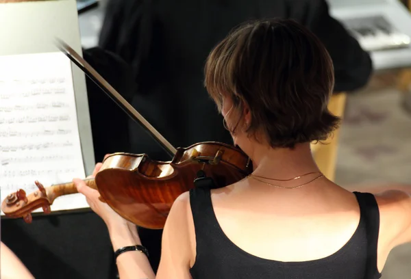 Mujer tocando el violín en orquesta — Foto de Stock