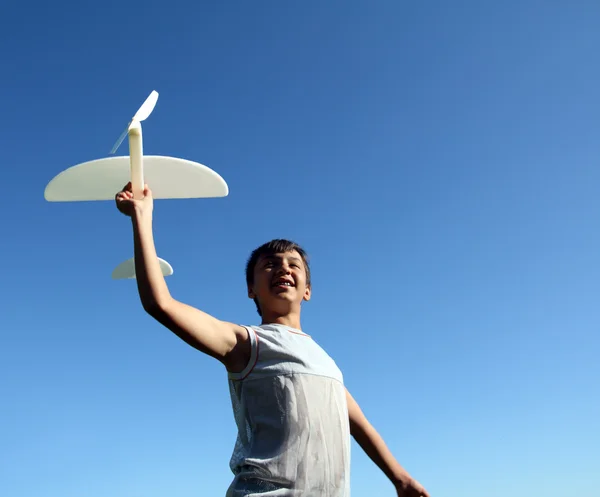 Pojke kör flygplan modell — Stockfoto