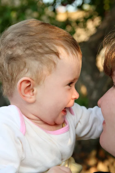 Glückliches Baby Mädchen und Mutter — Stockfoto