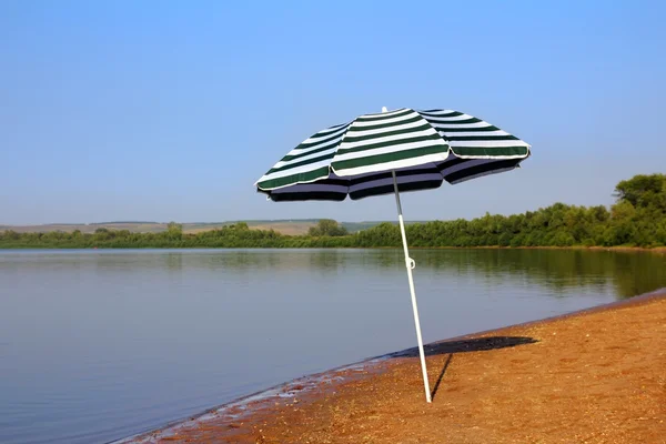 Plajda güneş şemsiyesi — Stok fotoğraf