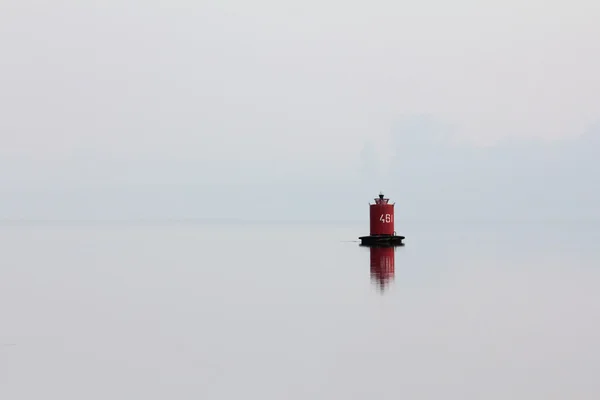 Rode boei op rivier in mist — Stockfoto