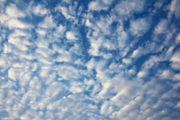 Блакитне небо з флігельними хмарами — стокове фото