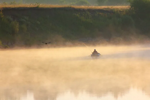 Человек рыбачит в тумане — стоковое фото