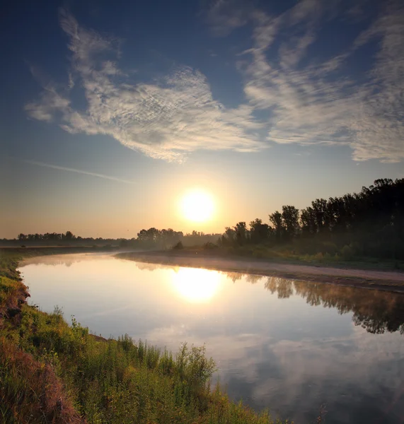 河景观与日出 — 图库照片