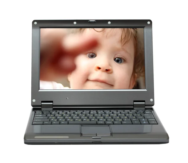 赤ちゃんと一緒に小さなノート パソコン — ストック写真