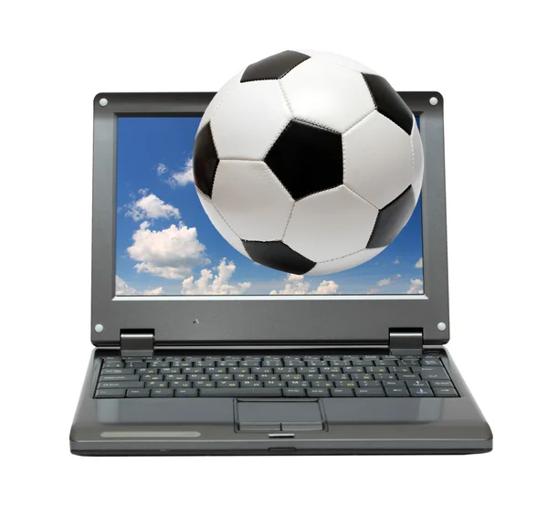 Kleiner Laptop mit Fußballball — Stockfoto