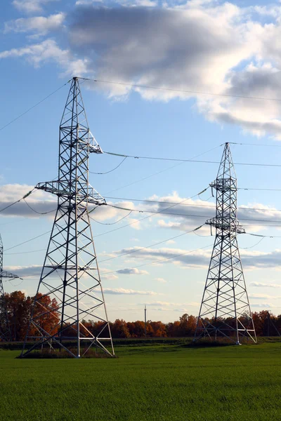 Πύργοι επικοινωνιών καλωδίων ηλεκτρικής ενέργειας — Φωτογραφία Αρχείου