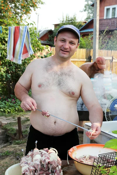Homem russo preparando shashlik — Fotografia de Stock