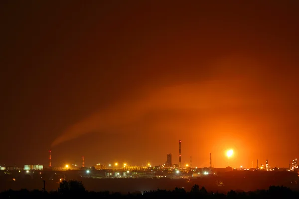 Petrolkémiai gyári éjjel — Stock Fotó
