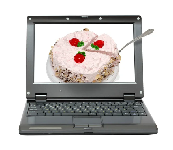 笔记本电脑与草莓芝士蛋糕 — 图库照片