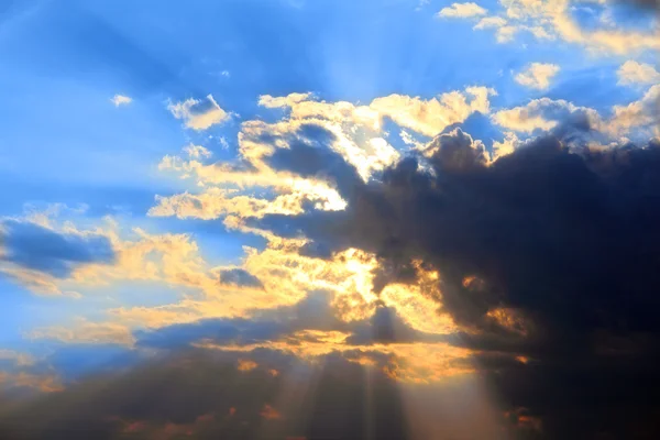 Бушующие облака и солнце позади — стоковое фото
