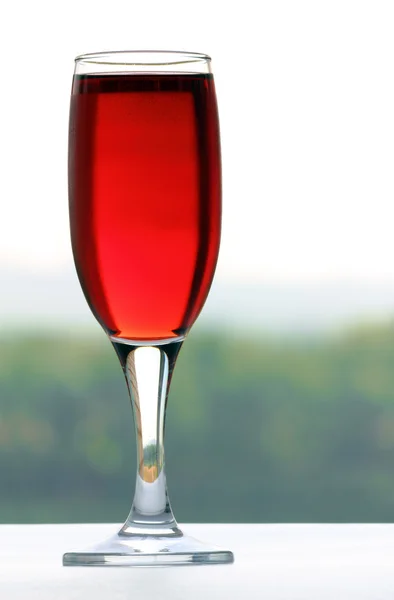 Bicchiere con vino sullo sfondo della natura — Foto Stock