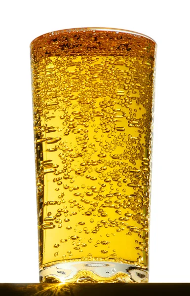 Glas med bubblor i öl — Stockfoto