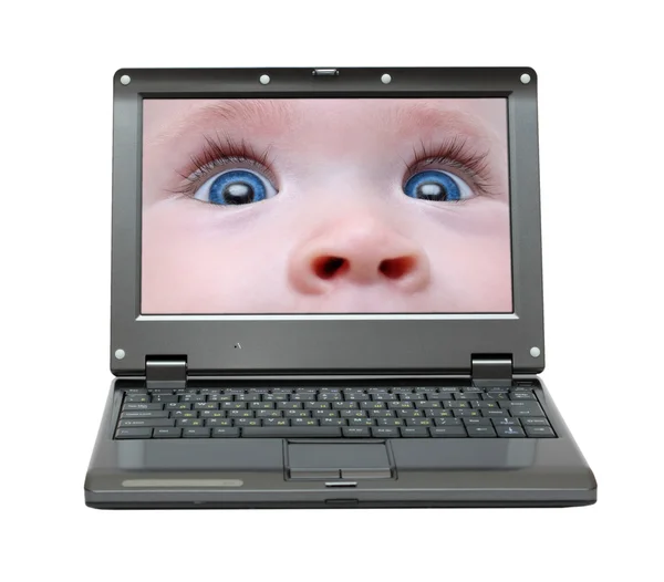 小笔记本电脑用婴儿的眼睛 — 图库照片