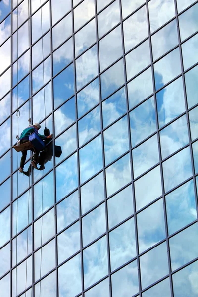 Limpiador de ventanas colgando de la cuerda en el trabajo en rascacielos —  Fotos de Stock